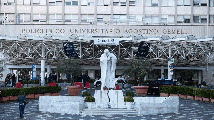 El Papa León XIV transcurre una primera noche serena en el hospital.