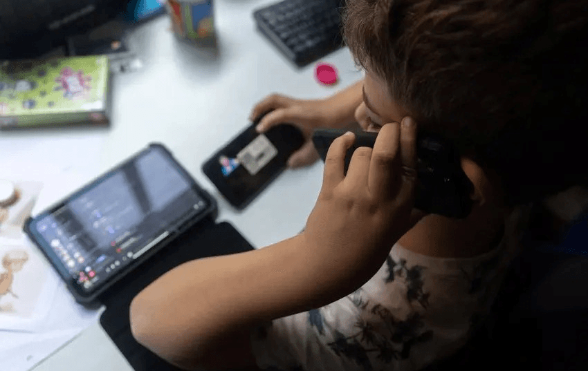 Comisión de Derechos Digitales pide legislación integral para proteger a menores en internet.