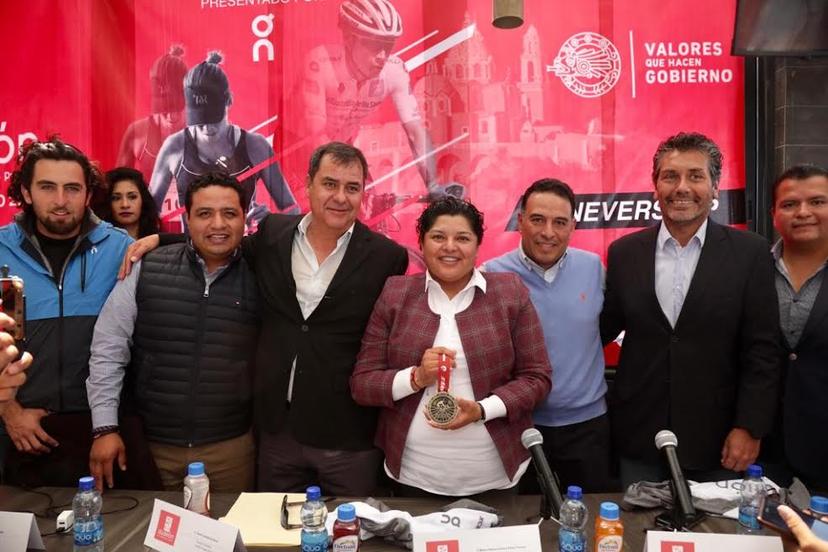 Pérez Popoca presenta medalla y playera oficial del Duatlón 2020