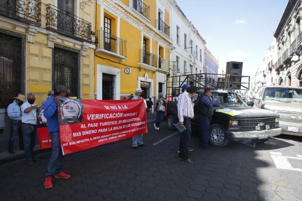 VIDEO Ciudadanos se manifiestan en contra de Verificación Vehicular y Pase Turístico