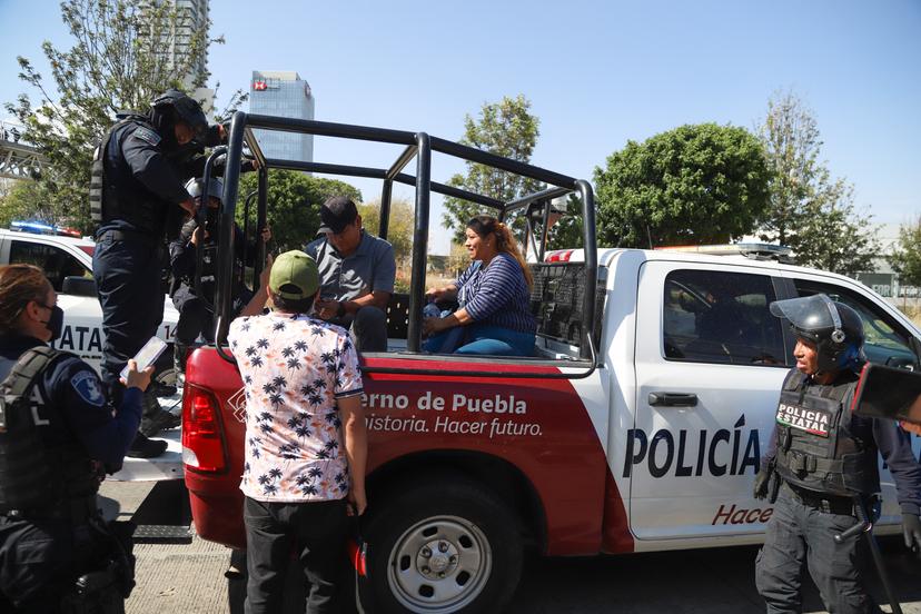 VIDEO Policía Estatal detiene a nueve manifestantes que cerraron la Vía Atlixcáyotl