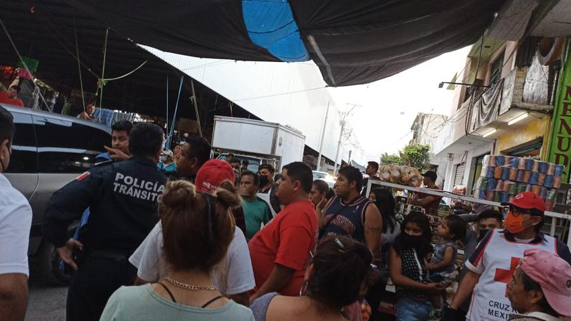 Conductor ebrio choca contra 7 camionetas y derriba puestos en Tehuacán  