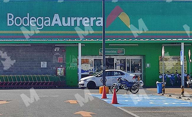 Banda de 10 sujetos asalta Bodega Aurrera en Puebla capital