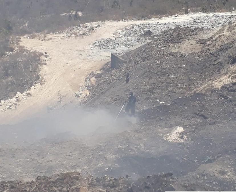 Una semana sin poder sofocar incendio del relleno sanitario de Tehuacán 