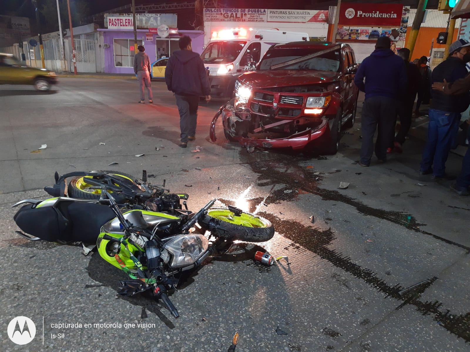 VIDEO Así impactó camioneta a jóvenes motociclistas en Texmelucan 