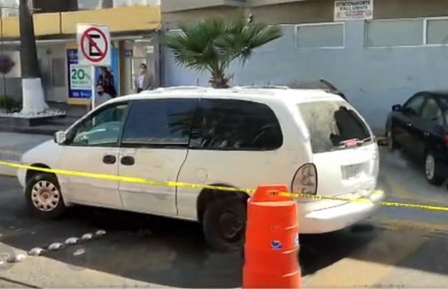 Tras balacera asaltantes abandona camioneta frente a Galerías Serdán en Puebla