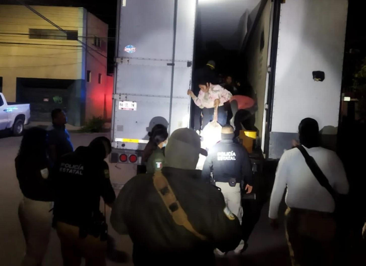 Rescatan a 92 migrantes hacinados en un tráiler en Coahuila