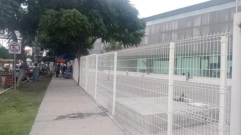Colocan cerca perimetral en Casa de Justicia de Tehuacán 