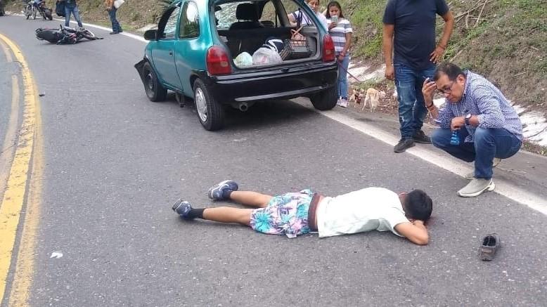 Motociclistas se estampan contra Chevy en la México-Tuxpan