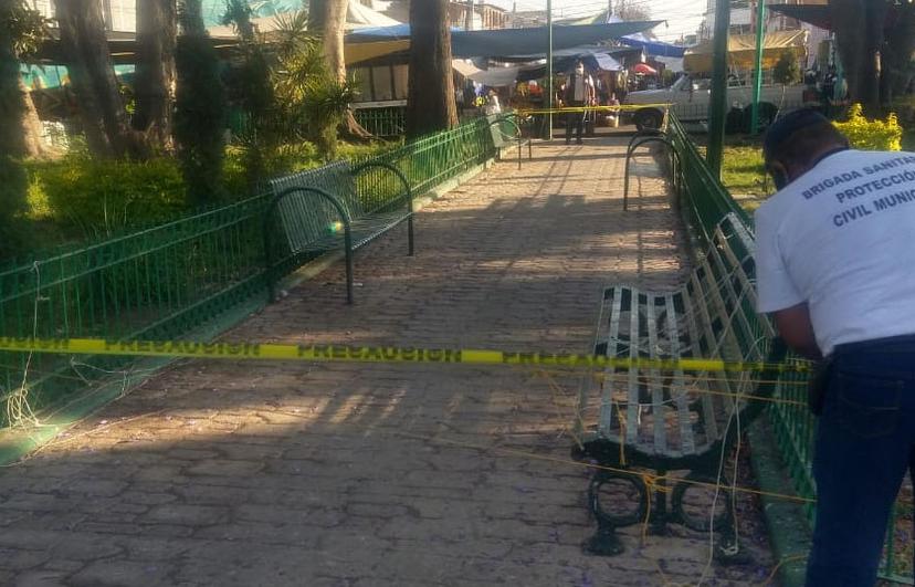 Autoridades y vecinos del tianguis de Atlixco cierran parque a comerciantes