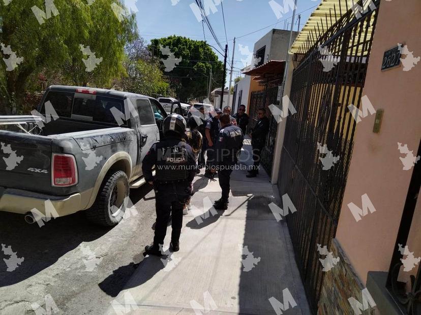 Detienen a pareja armada a bordo de camioneta en Tehuacán