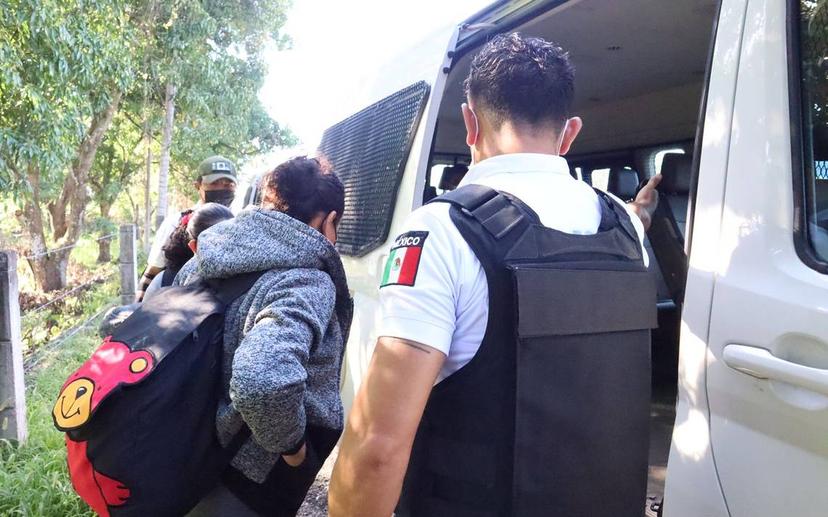 Detienen a 21 migrantes a bordo de vehículos de Puebla y Tlaxcala