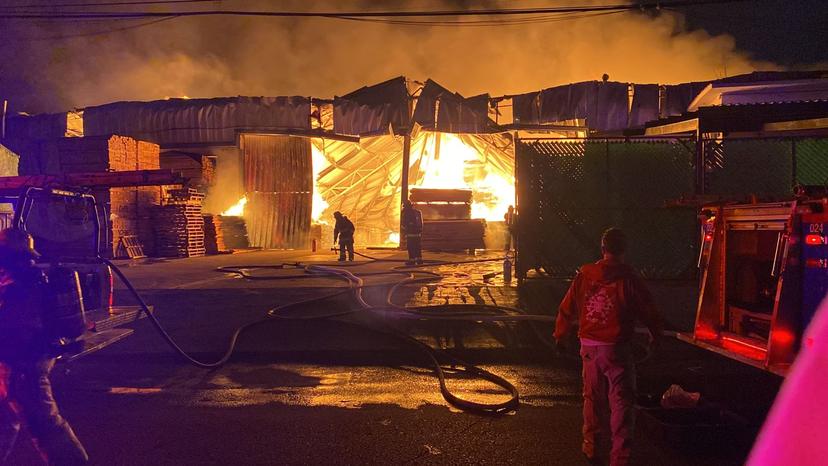 VIDEO Incendio en fábrica de muebles moviliza a bomberos de Cholula y Puebla