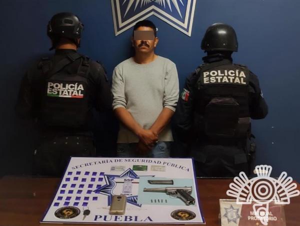 Le confiscan a El Gera droga y un arma calibre 22 en la Puebla-Amozoc