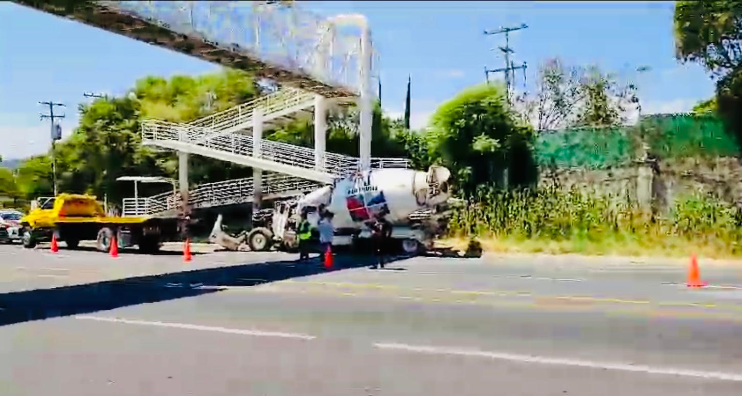 Choca camión revolvedora contra puente peatonal en carretera de Atlixco
