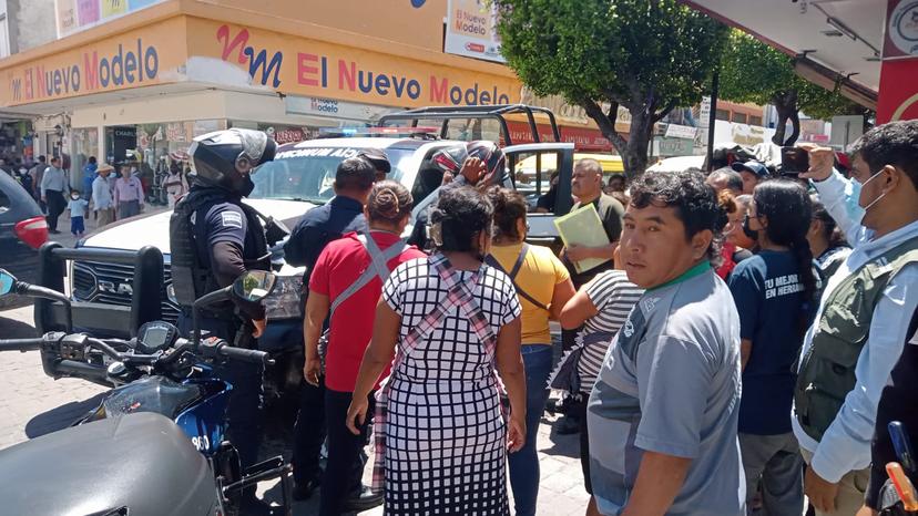 Capturan comerciantes a presunto ladrón de celular en pleno centro de Tehuacán