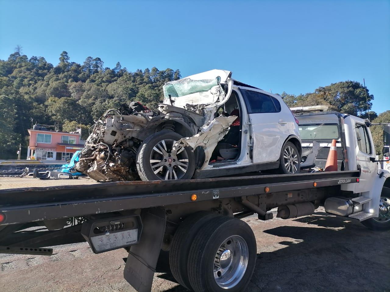Auto se deshace al chocar contra camión de peregrinos en la México-Puebla