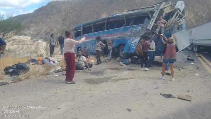 15 muertos por accidente de camión de pasajeros en la Cuacnopalan-Oaxaca