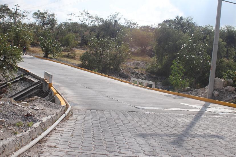 Inauguran puente vehicular al centro escolar de Tepexi