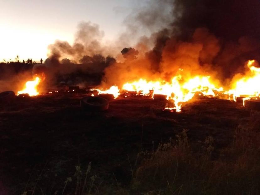 Vecinos sofocan incendio en Acajete
