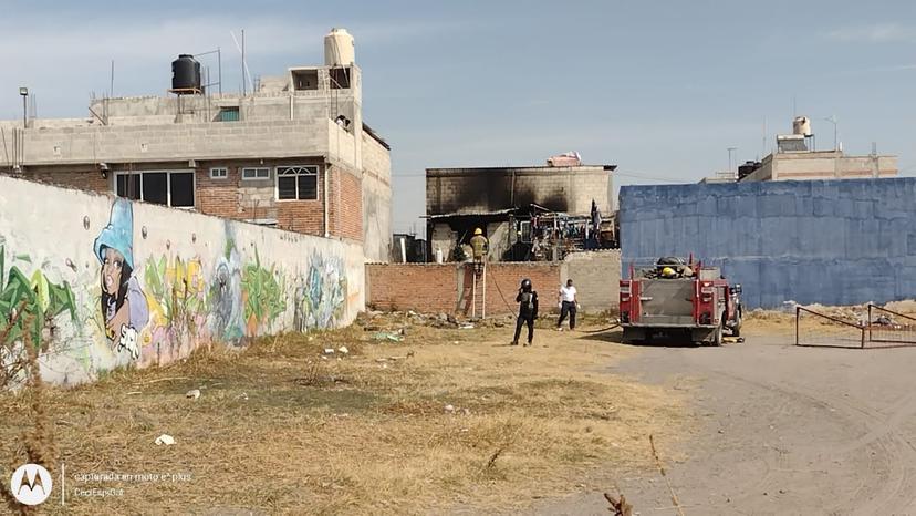 Bomberos sofocan incendio en casa de una abuelita de Texmelucan