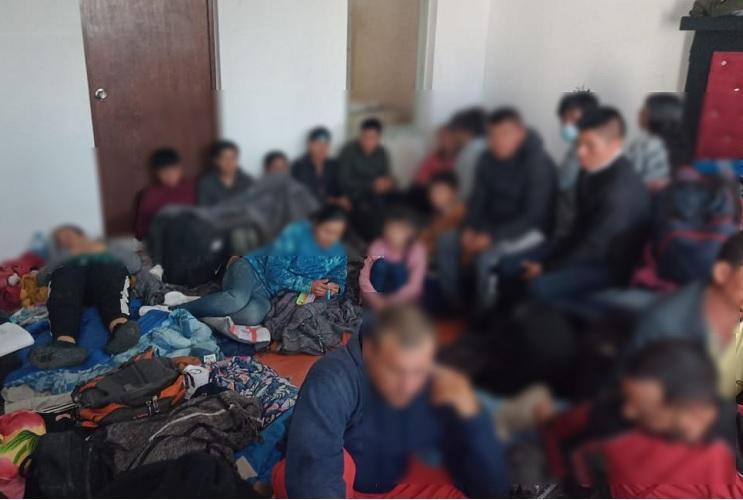 Aseguran en Puebla a 49 migrantes de 4 países; hay mujeres y niños