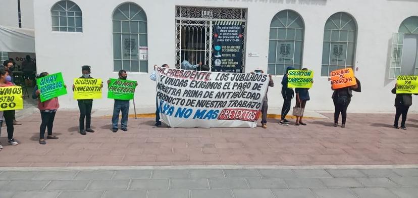 Exigen pago atrasado jubilados del Ayuntamiento de Tehuacán