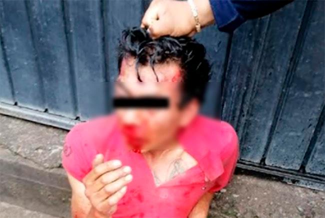Vecinos golpean a masculino que había robado a pasajeros en Amozoc