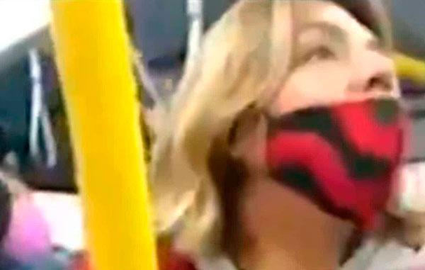  VIDEO Lady Perro: pasajeros arman coperacha para bajarla del metrobús