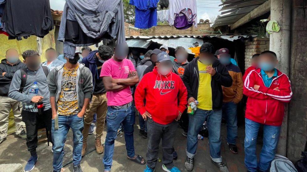 Ascienden a 133 migrantes rescatados de casa de seguridad en Puebla