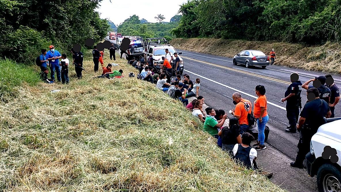 Polleros abandonan a 42 centroamericanos en la México-Tuxpan