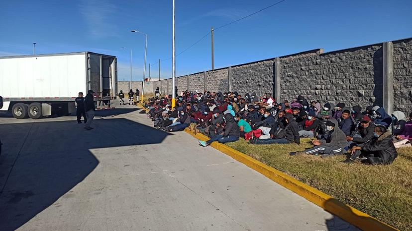 Tras persecución de pollero, INM detiene cerca de Tecamachalco a 210 migrantes
