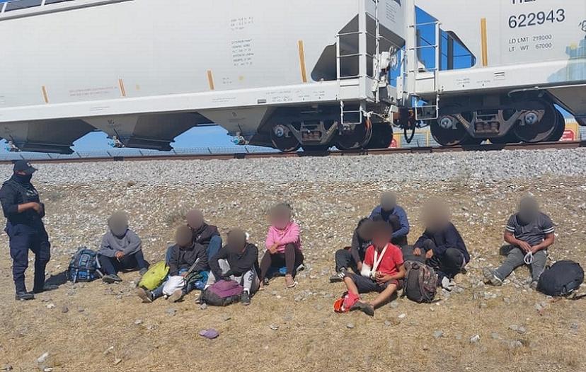 Aseguran a 58 migrantes en el tren y autobuses turísticos en Puebla