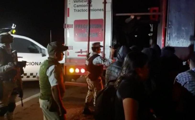 Abandonan tráiler en Veracruz con 209 migrantes hacinados