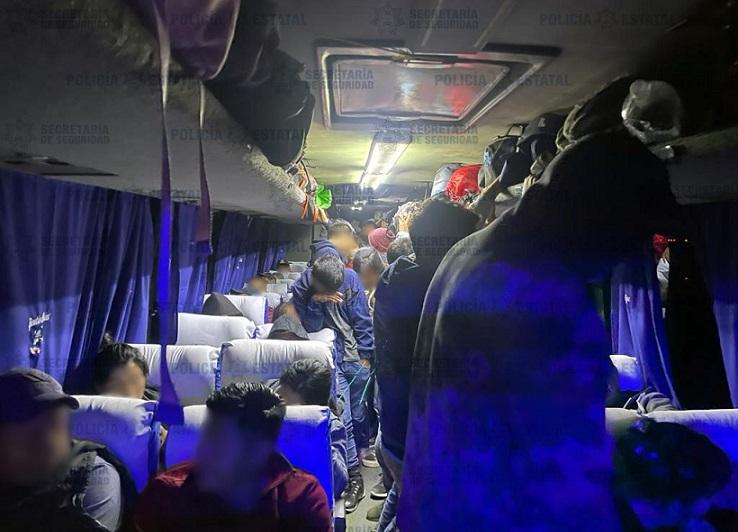 Autobús sale de la CAPU y hace escala para recoger a migrantes