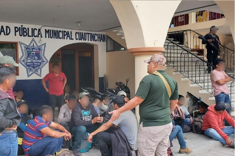 Aseguran a 75 migrantes en barrancas de Cuautinchan