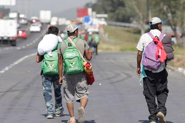 Avanza caravana migrante por Oaxaca en camino a la capital