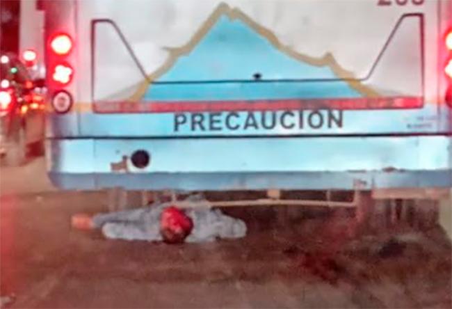 Ruta ATAH le pasa encima y mata a motociclista frente a la Central de Abasto en Puebla