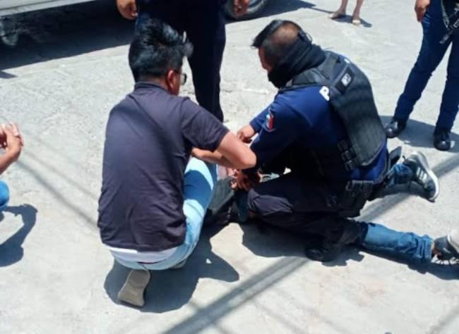 Vecinos detienen a un presunto ladrón mientras robaba un colchón en Acatzingo 