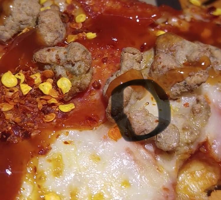 VIDEO Little Caesars vende pizza con gusanos en Atlixco