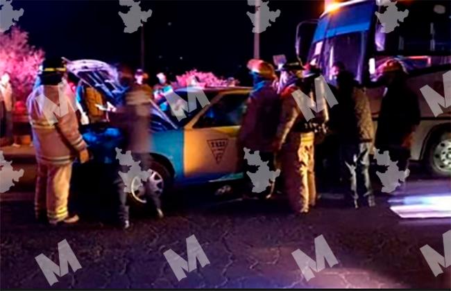 Tres mujeres quedan prensadas tras chocar de frente con camión en Acajete