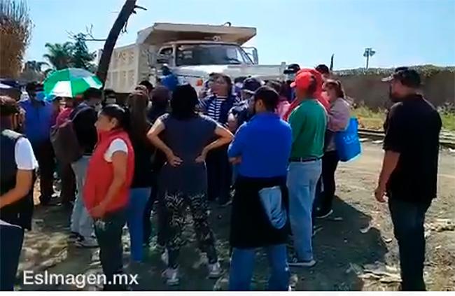 Vecinos de Xochimehuacan se niegan a ser reubicados y piden salida de la Sedena