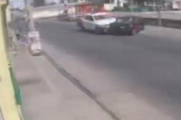 VIDEO Así embiste patrulla estatal a auto en Hueyotlipan