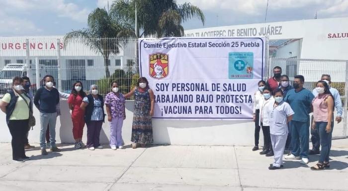 Personal de hospital en Tlacotepec protestan por falta de vacuna COVID