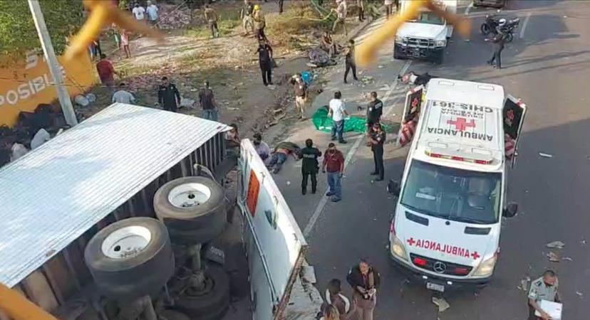 Mueren 49 migrantes tras volcadura de tráiler en Chiapas