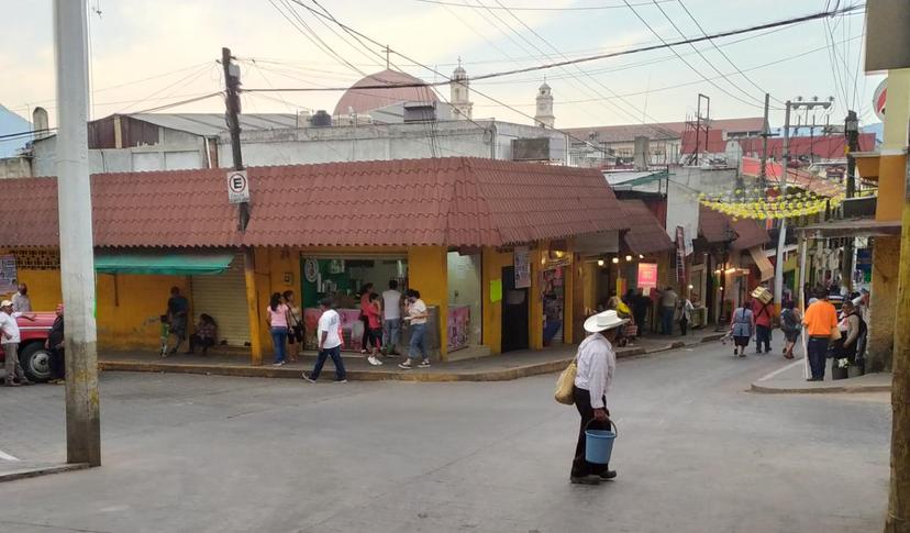 Sin restricciones, reabren tianguis y mercado en Huauchinango