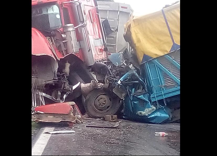 Mueren dos en choque frontal de camiones en Acatzingo