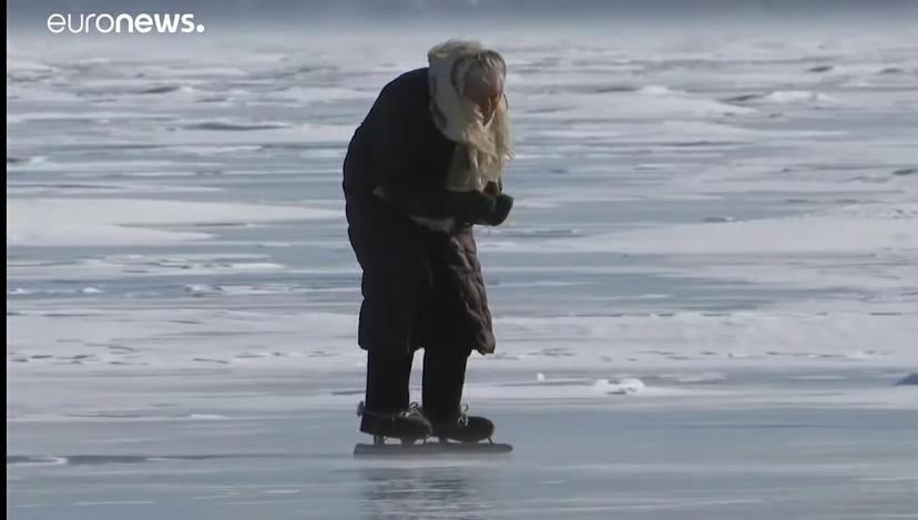 Video: Una patinadora sobre hielo de 79 años