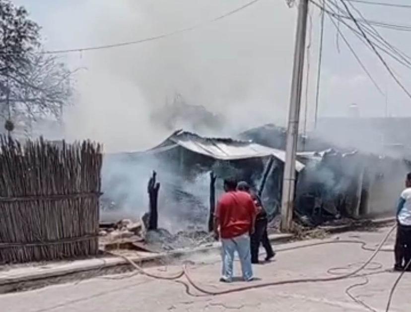 Incendio deja reducida a cenizas humilde vivienda en Zinacantepec 