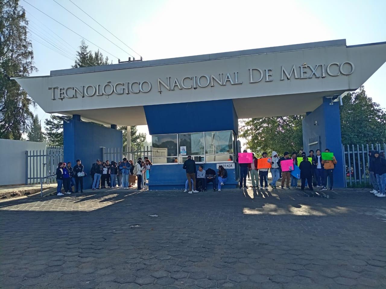 Alumnos piden la destitución de Dulce María Reyes Quiroz de la Dirección General del Tecnológico Nacional de México en Texmelucan.